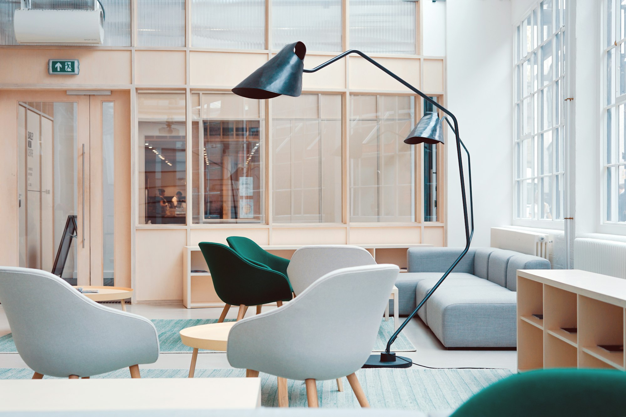Espacio de trabajo cálido y minimalista con luz natural