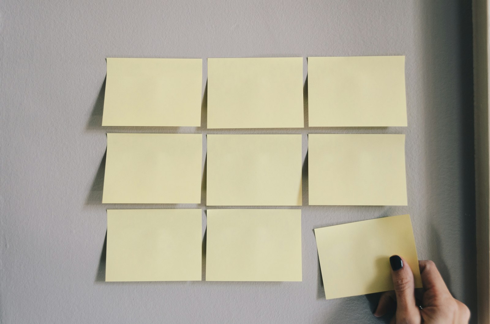 Mano bocetando notas de estrategia de marca